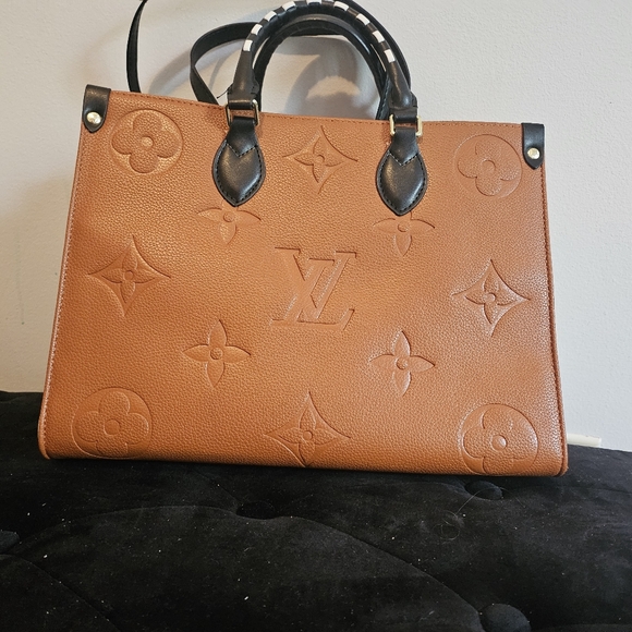Authentic Louis Vuitton Wild at Heart on the go bag dust bag and box included - Picture 1 of 3